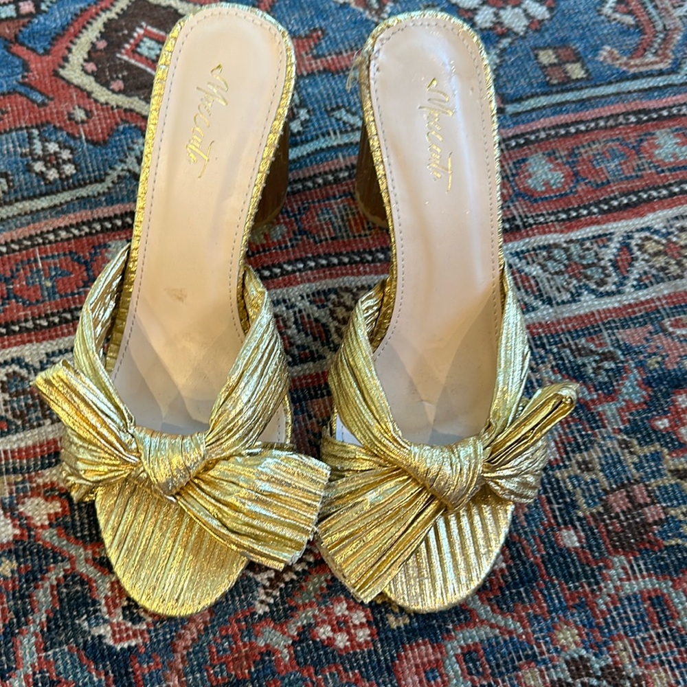 Fab gold bow sandals! 🌟